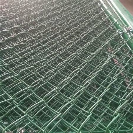 安装篮球场的围栏网护栏网价格 足球场地围栏网厂家